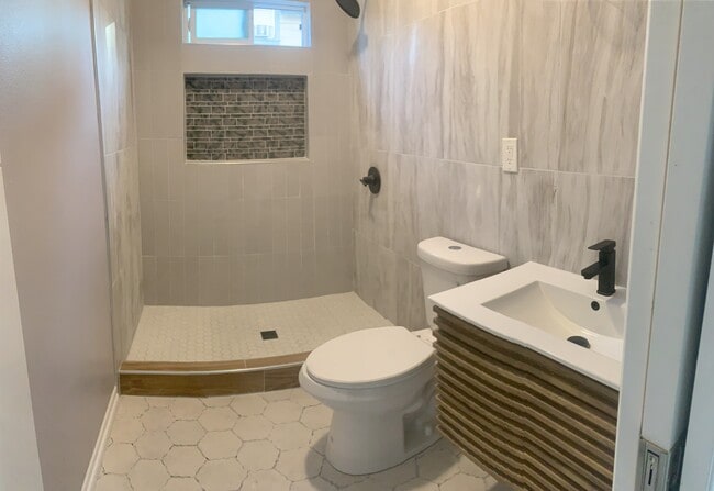 full bathroom - 3448 Fairmount Blvd Unit 3448