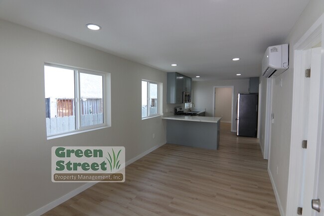 Photo - 3849 Menlo Ave