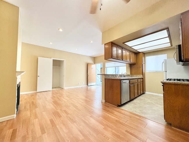 Building Photo - Modern 1BR in Valley Glen w/ Fireplace + Balcony
