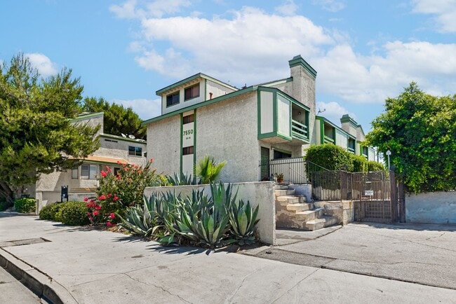 Bright, spacious Van Nuys 3-level townhome - Bright, spacious Van Nuys 3-level townhome