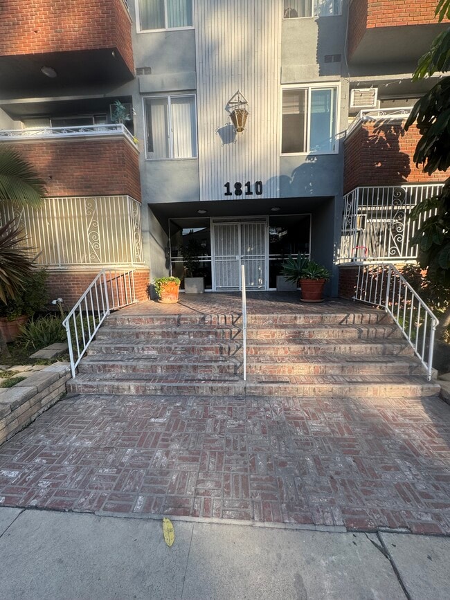 Photo - 1810 N Bronson Ave Unit 211