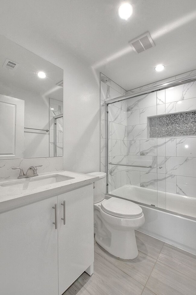Photo - 5850 Vineland Ave Unit #5852-2
