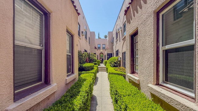 Building Photo - 209 N Berendo St Unit 3/4