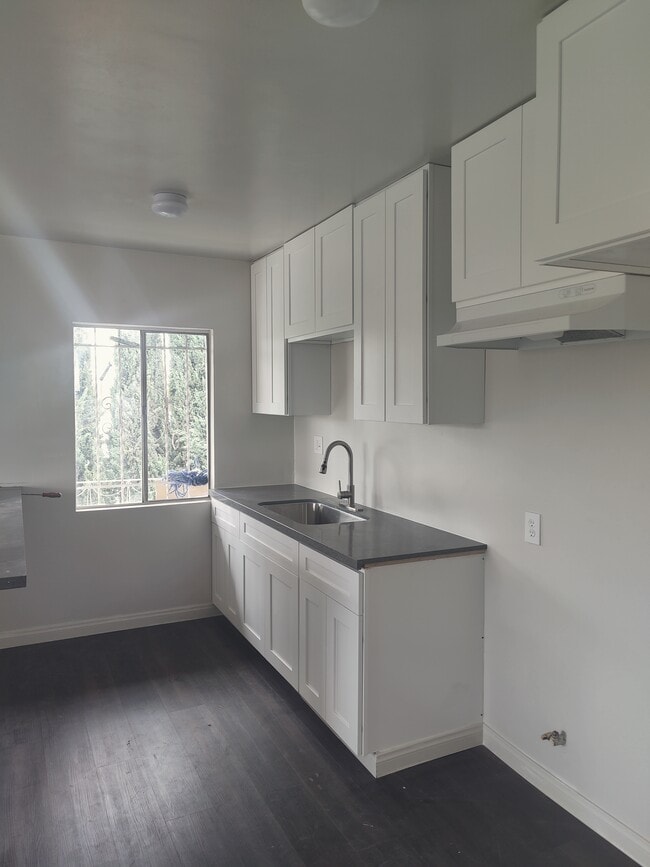 Photo - 2520 Malabar St