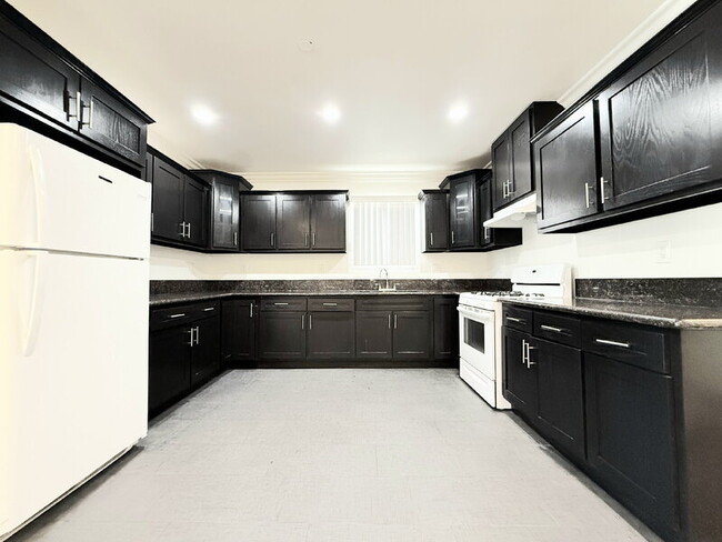 Photo - 114 W 50th St