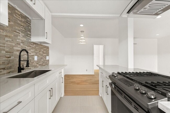 Photo - 652 Hayworth Ave Unit 02
