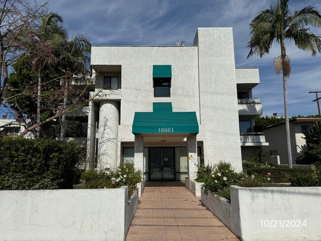 Building Photo - 10861 Moorpark St