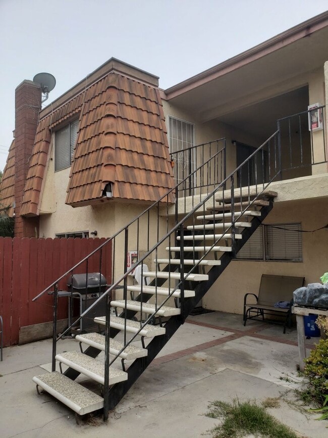 Building Photo - 7631 Ellis Ave Unit B