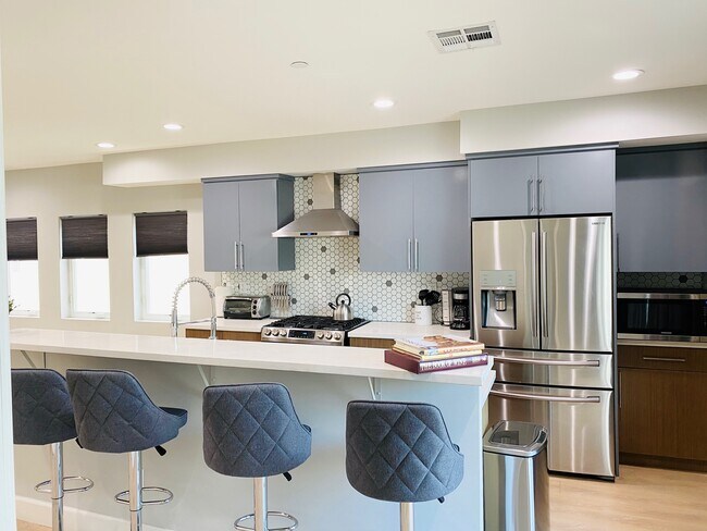 Photo - 855 N McCadden Pl