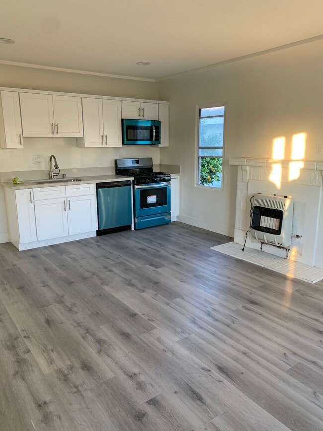 Photo - 629 W 79th St Unit 1