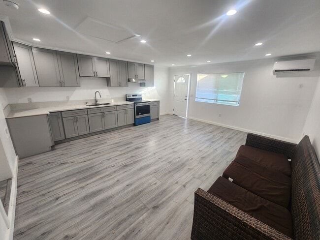 Building Photo - 5107 Mammoth Ave Unit 5109 Mammoth