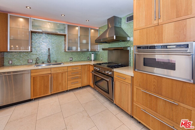 Building Photo - 1037 N Vista St Unit 301