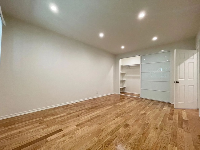 Building Photo - You will not want to miss out on this oppo... Unit 3