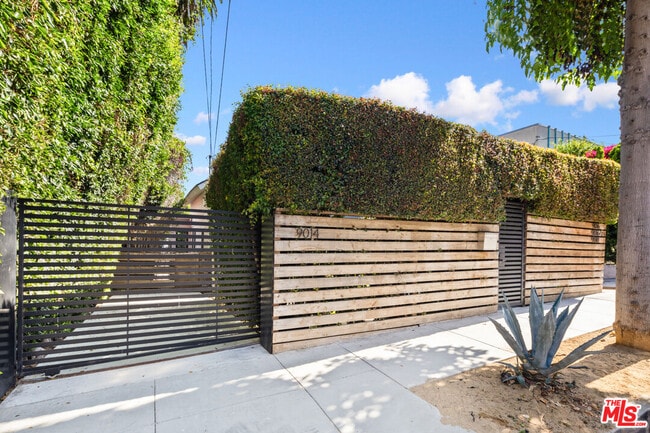 Photo - 9014 Harratt St