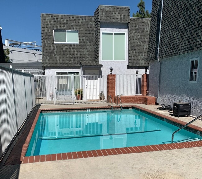 Building Photo - Barclay Square Apartment