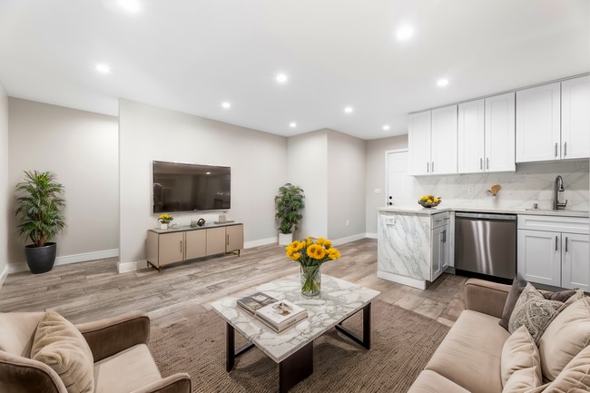 Building Photo - 2061 N Vermont Ave Unit 2057 half