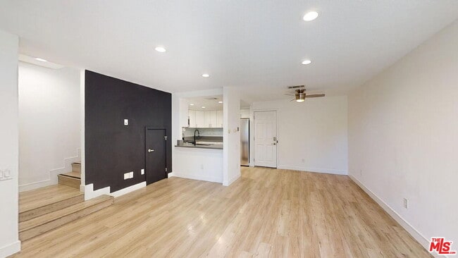 Building Photo - 9625 Sylmar Ave Unit 20