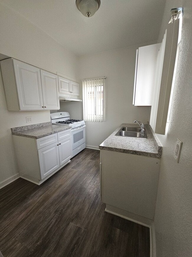 Remodeled 2 Bedroom Unit ! - Remodeled 2 Bedroom Apartment Unit ! Unit 11