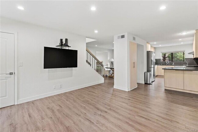 Photo - 5757 Owensmouth Ave