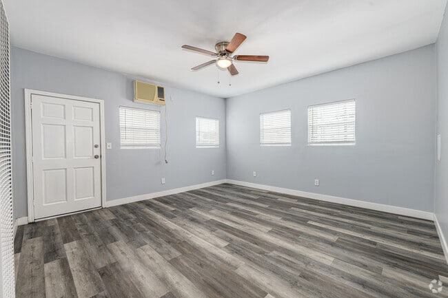 3BR, 2BA - 900SF - Living Room - 1032-1036 S Normandie Ave