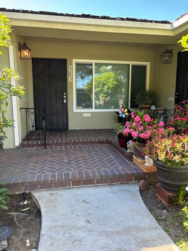 Building Photo - (5281-5285) El Prado Ave. Unit 5283