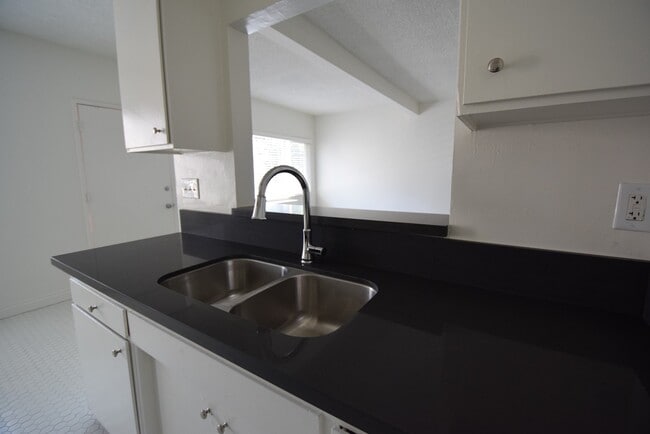 Photo - 2429 Cheremoya Ave Unit 06