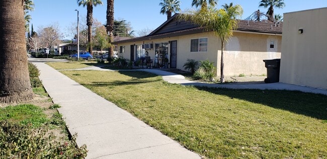 Building Photo - 1027 Oxford Dr Unit D