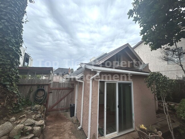 Building Photo - ****Oceanside Beach Bungalow - 1 bed, 1 bath - Available NOW***