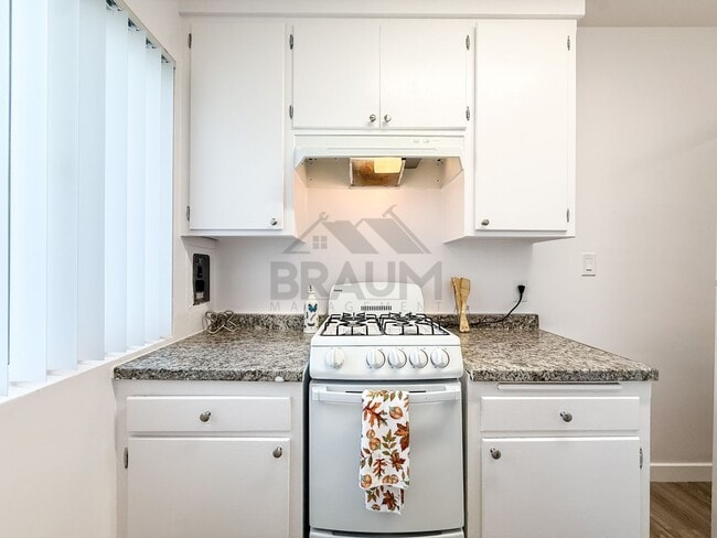 Photo - 15546 Vanowen St Unit 9