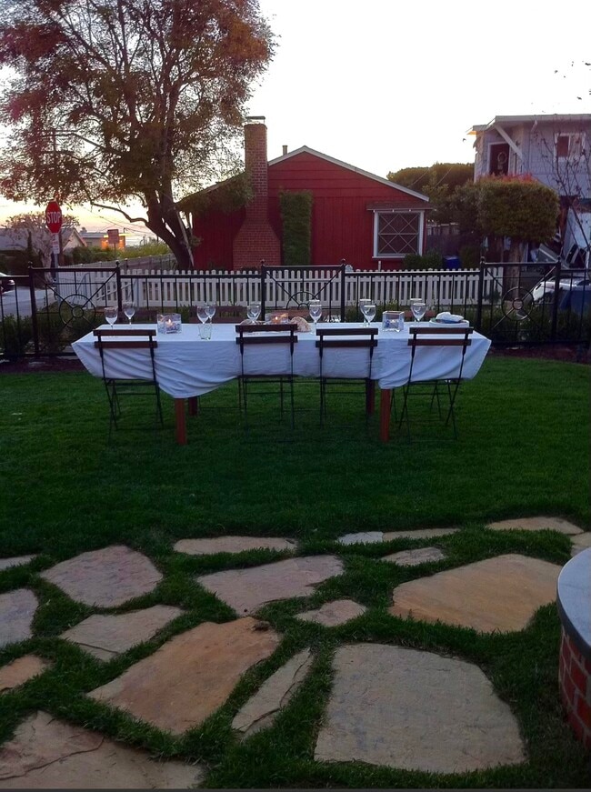 Front yard, great space for entertaining - 1702 Golden Ave