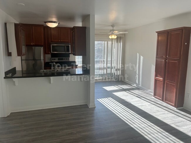 Building Photo - **Ground-Floor 1 Bed / 1 Bath Condo Near S... Unit 17