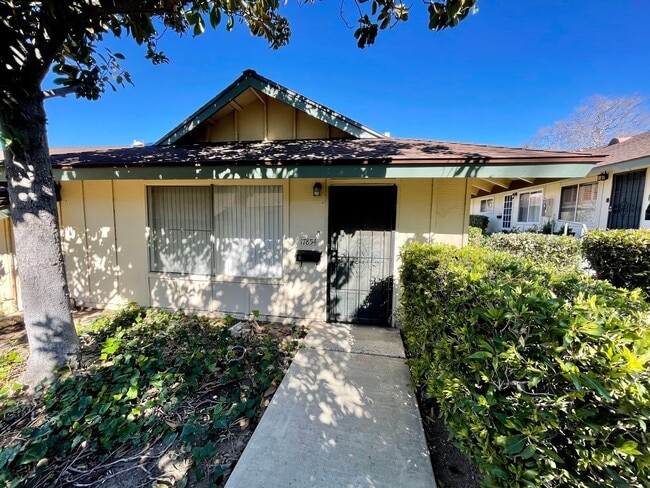 Building Photo - Cute 1 Bedroom 1 Bath Townhome for Rent