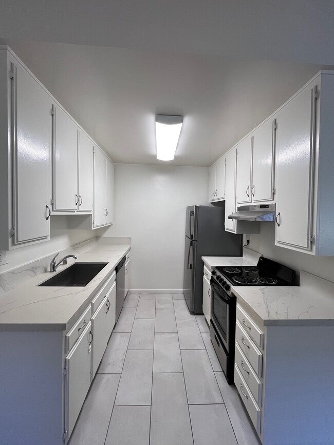 Building Photo - 8722 Delgany Ave