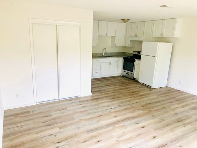 Building Photo - LVW Unit 8838 Lakeview Road B