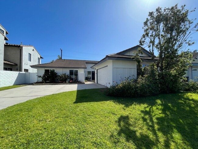 Building Photo - 3 bedroom 2 bath home in desired neighborhood