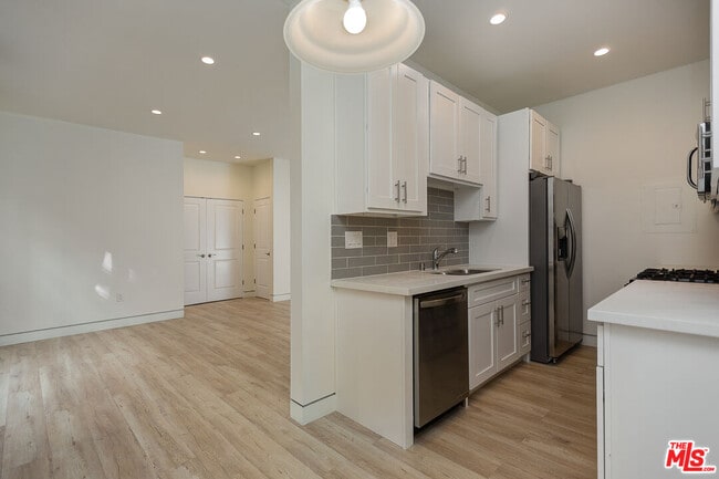 Building Photo - 7223 Willoughby Ave Unit 103