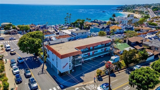 Building Photo - 585 Glenneyre St