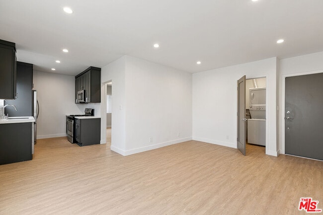 Building Photo - 3314 Mentone Ave Unit 8