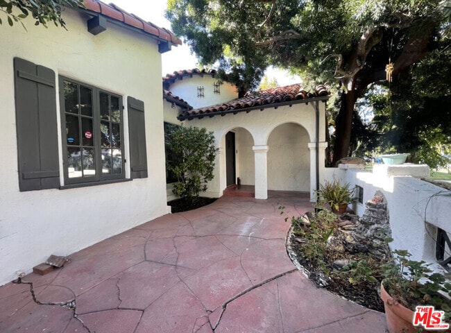 Building Photo - 147 S Poinsettia Pl Rental