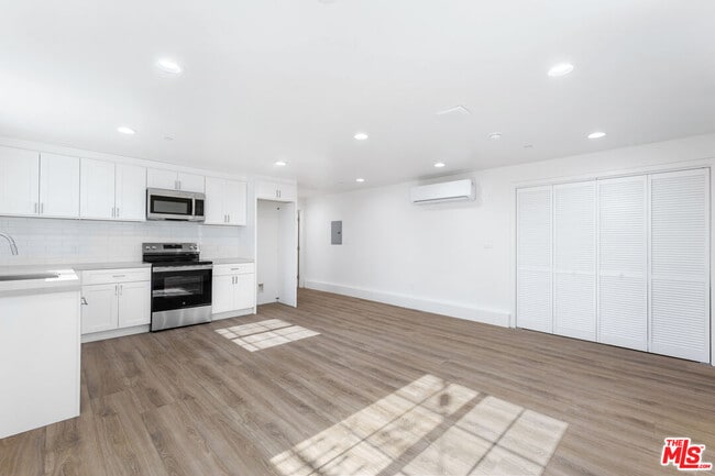 Photo - 498 E 52nd St