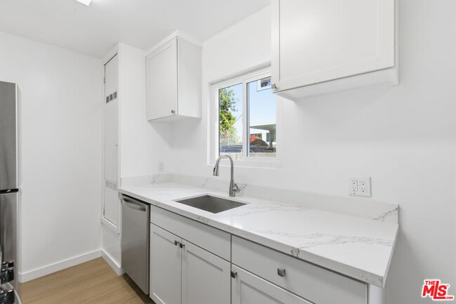 Building Photo - 4921 Coldwater Canyon Ave Unit 3