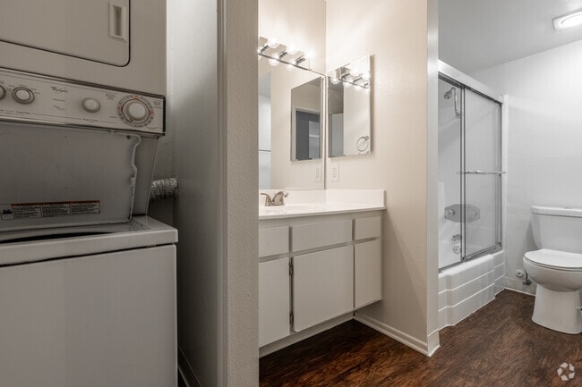 Studio, 1BA - Alsace - 541SF - Bathroom - Versailles on the Lake Apartments