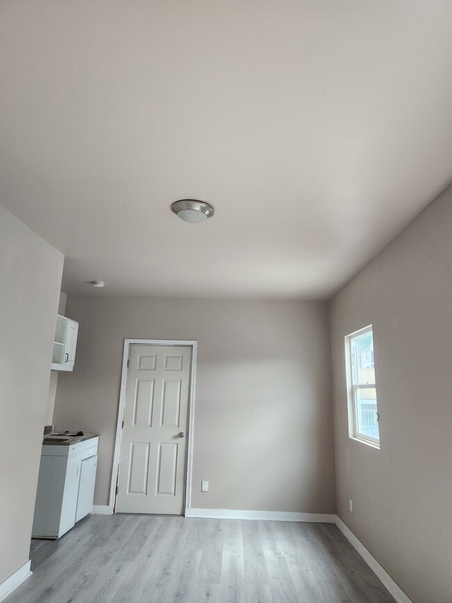 Building Photo - 1012 E Adams Blvd Unit 2