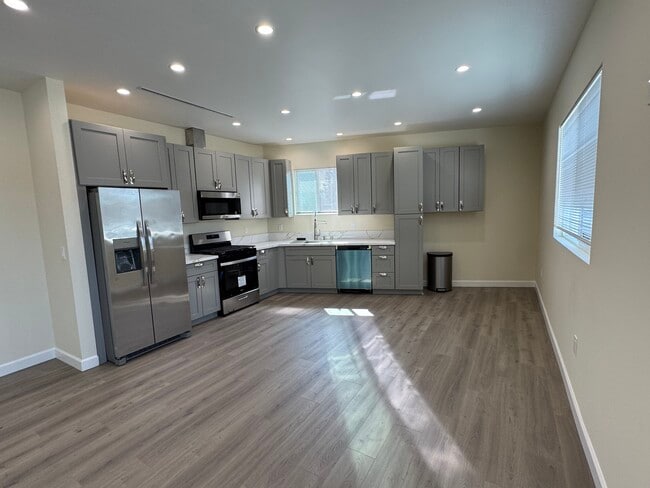 Building Photo - 643 N Fairview St Unit 101 and 201