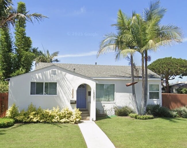 Building Photo - 15201 Daphne Ave