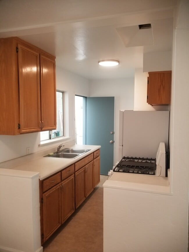 kitchen - 823 San Fernando Pl Unit B