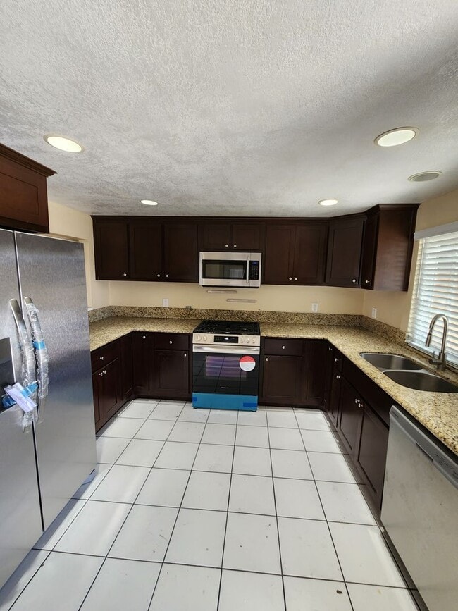 Photo - Spacious 3 Bedroom Lakeside Home