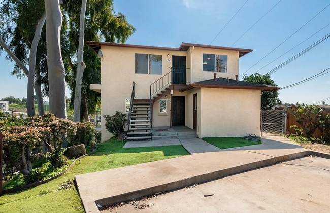 Building Photo - 1702 E 7th St