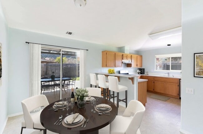 Photo - 475 Heritage Ln