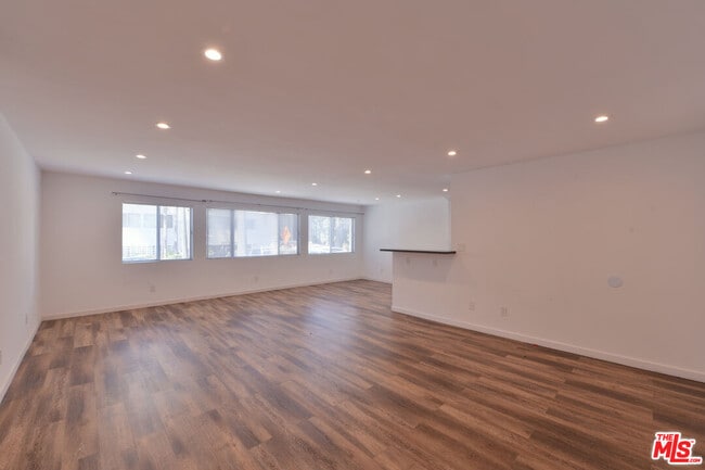 Photo - 136 S Palm Dr Unit 102